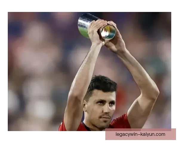 罗德里在新赛季中场表现稳健，逐渐成为球队的定海神针